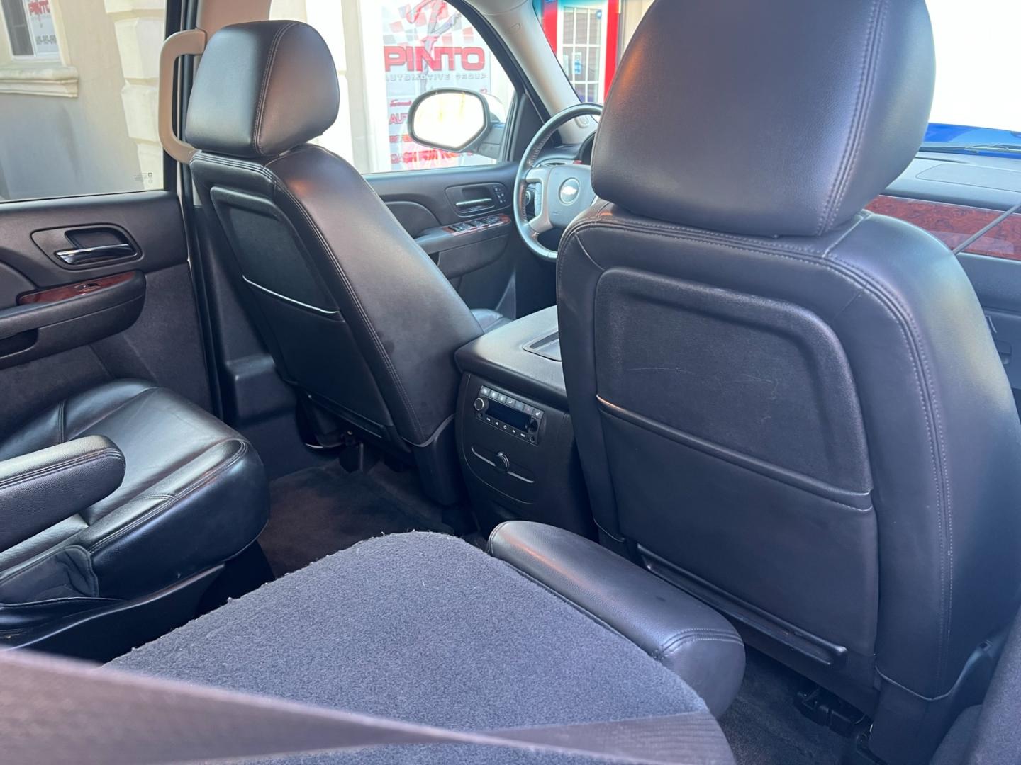 2014 White /Black Leather Chevrolet Suburban LTZ 1500 4WD (1GNSKKE77ER) with an 5.3L V8 OHV 16V FFV engine, 6 SPEED AUTOMATIC transmission, located at 1018 Brunswick Ave, Trenton, NJ, 08638, (609) 989-0900, 40.240086, -74.748085 - Photo#18